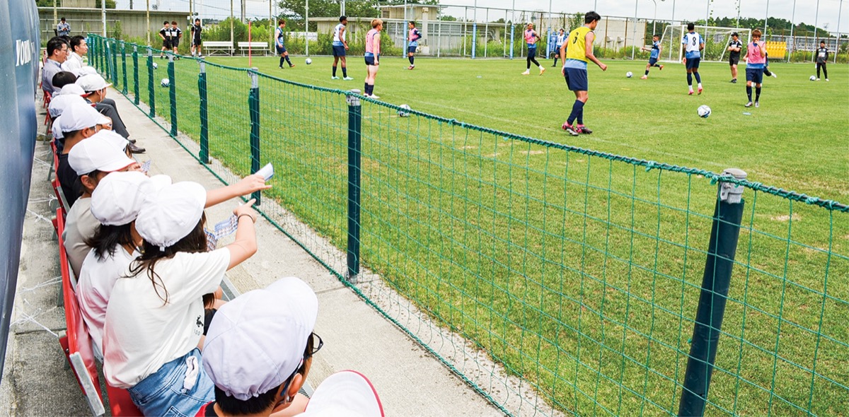 トップチームの練習を見学する児童