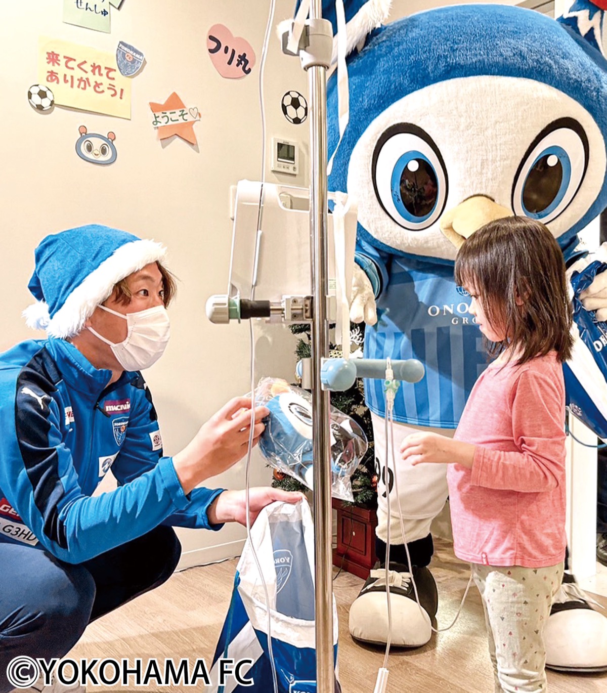 プレゼントを手渡す岩武選手