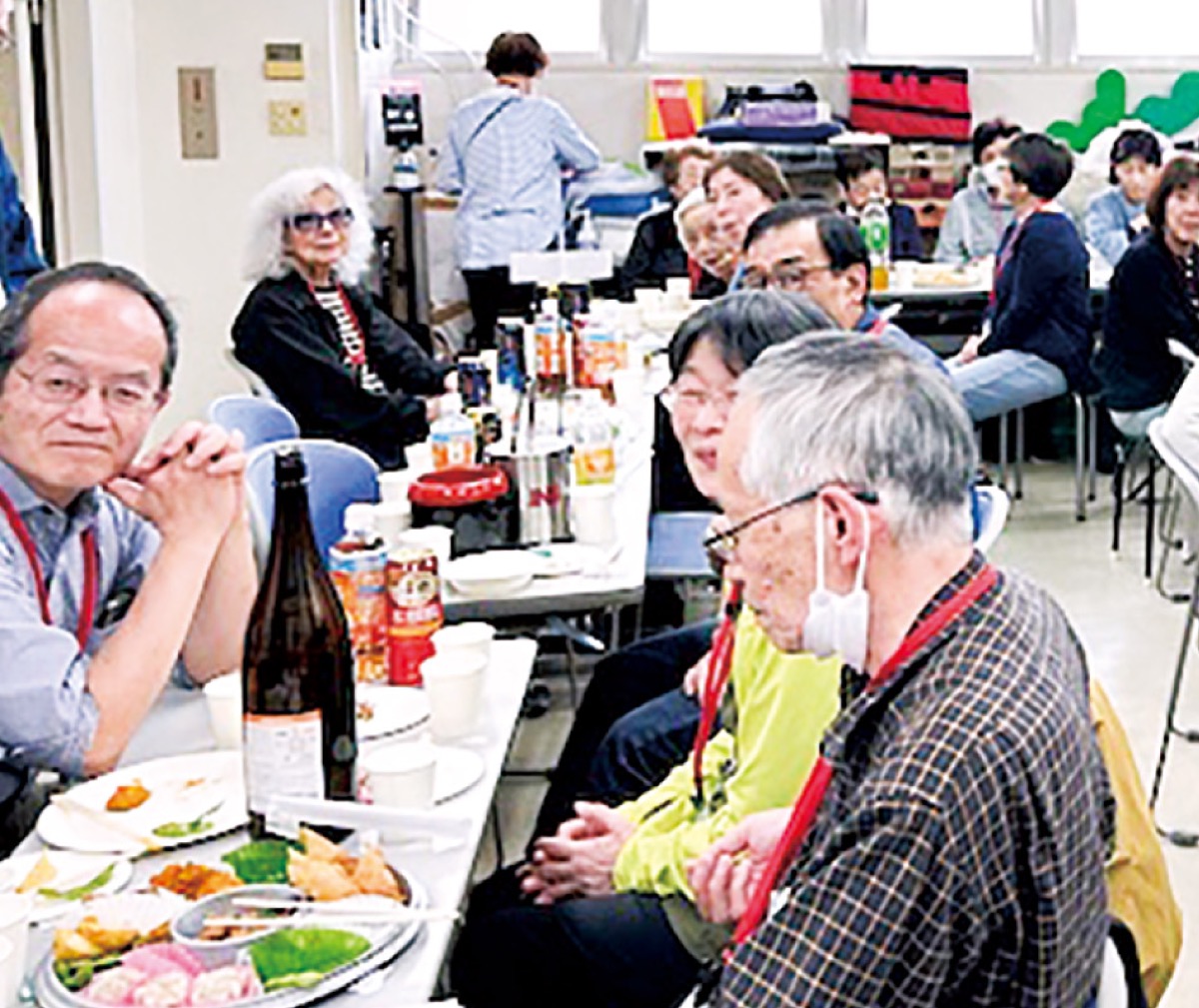 食事を楽しむ参加者（八ッ橋さん提供）