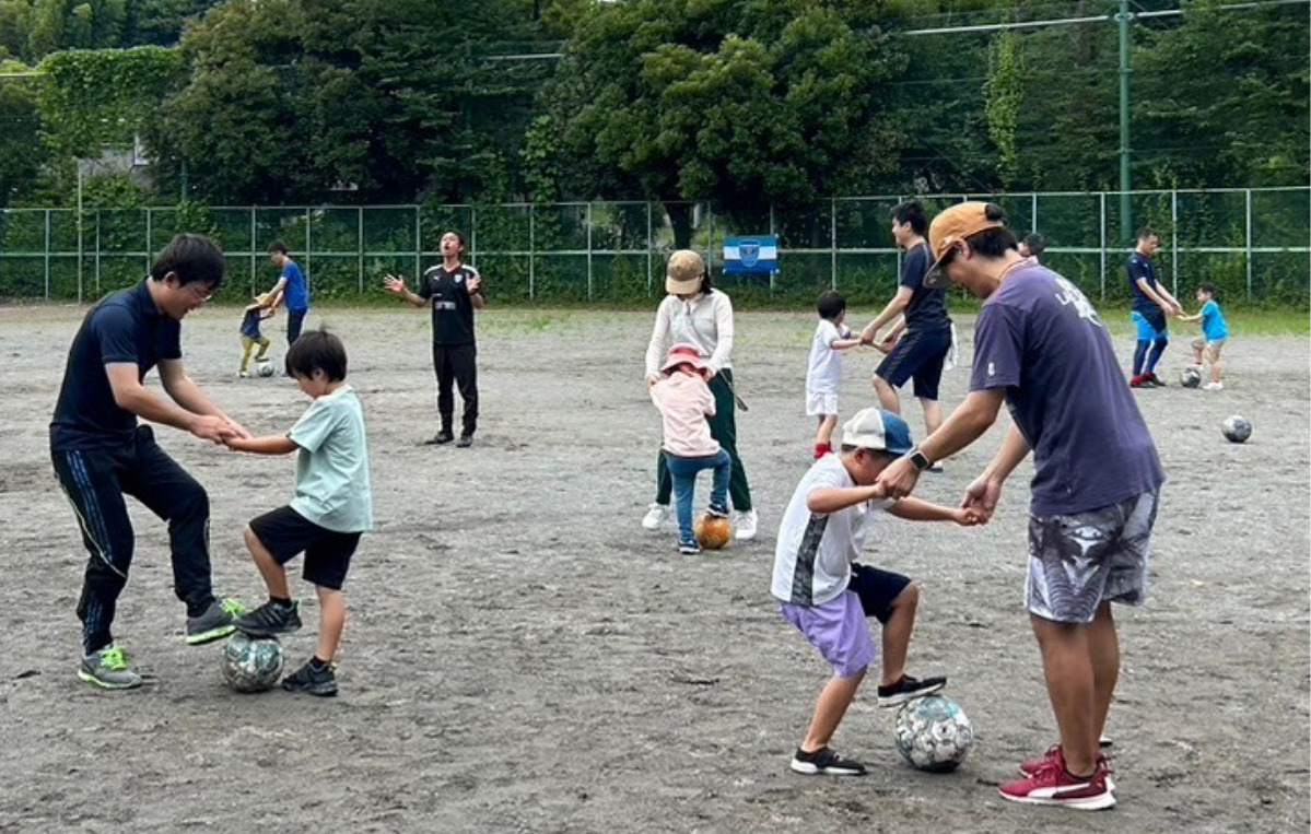 ボール遊びをする親子ら（横浜ＦＣ提供）