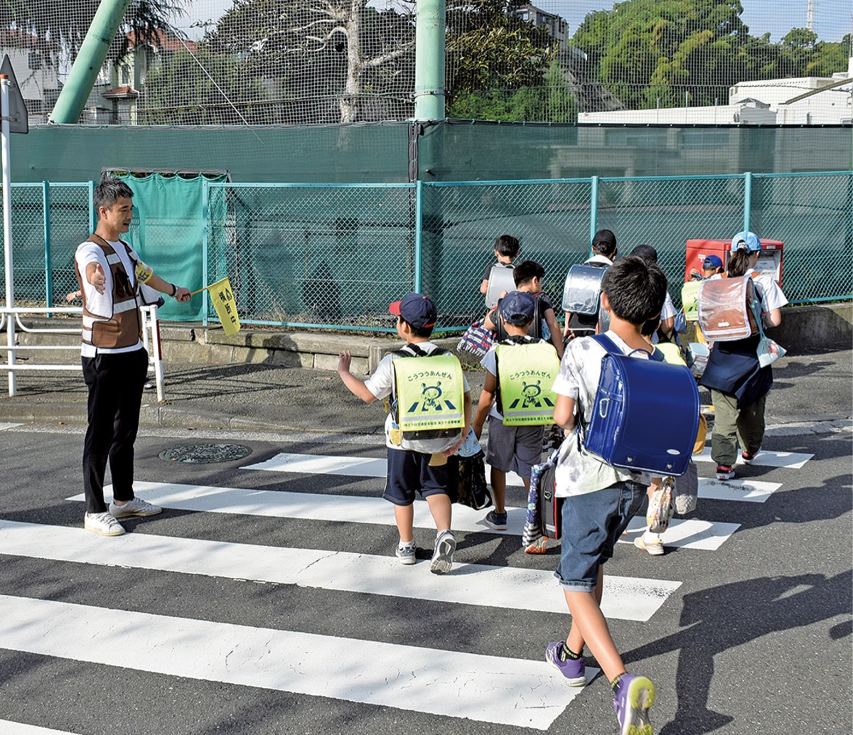 隣接小学校の登校見守り (写真1)