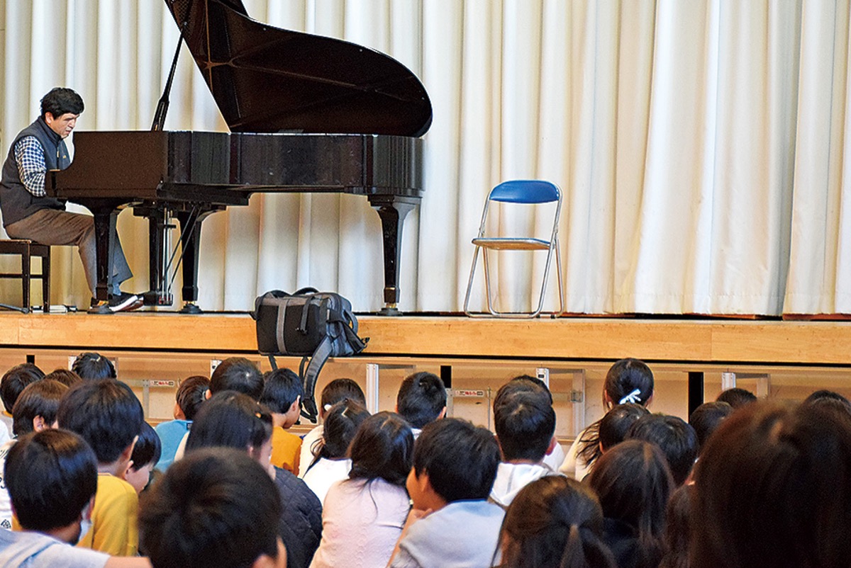 馴染みの曲に思わず合唱