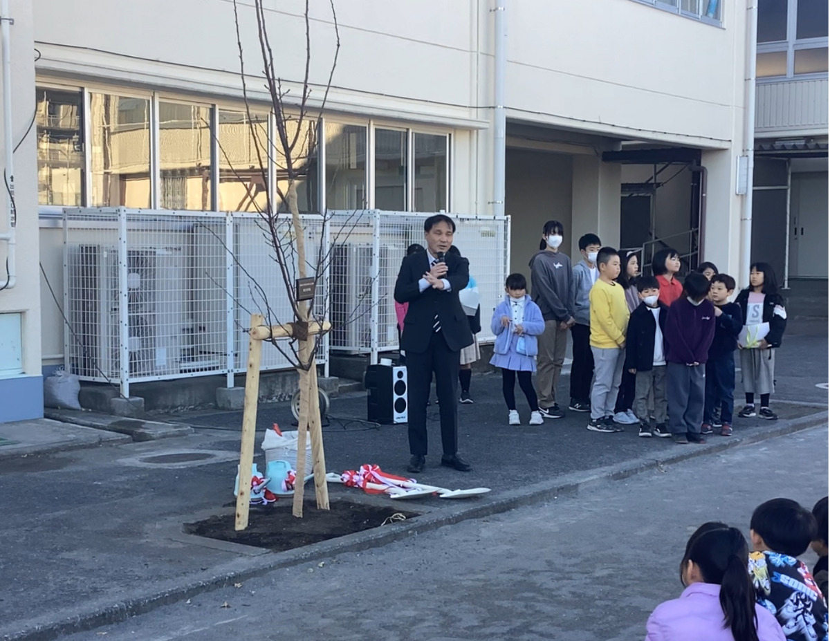 植樹式典で50周年祝う