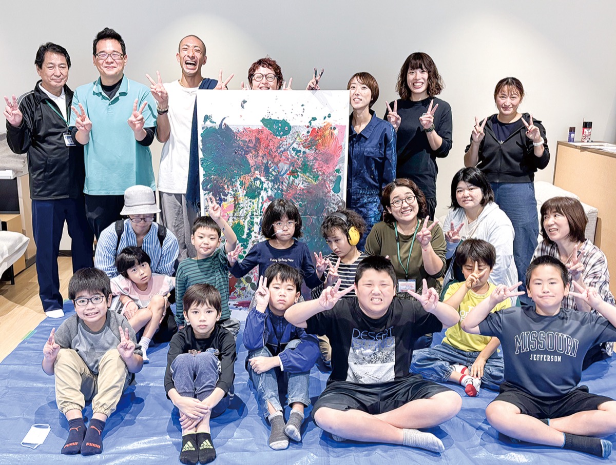 高架下でアート制作