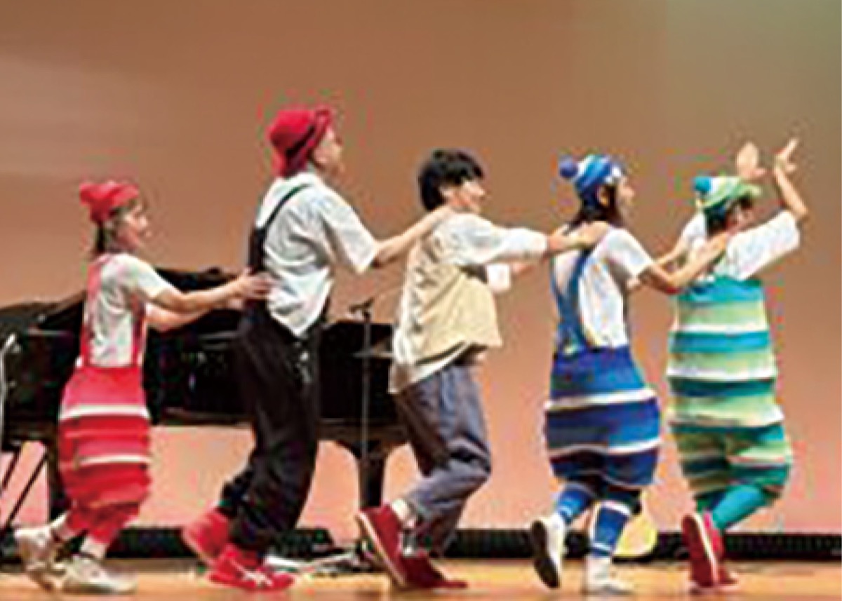 歌、踊りでにぎわう