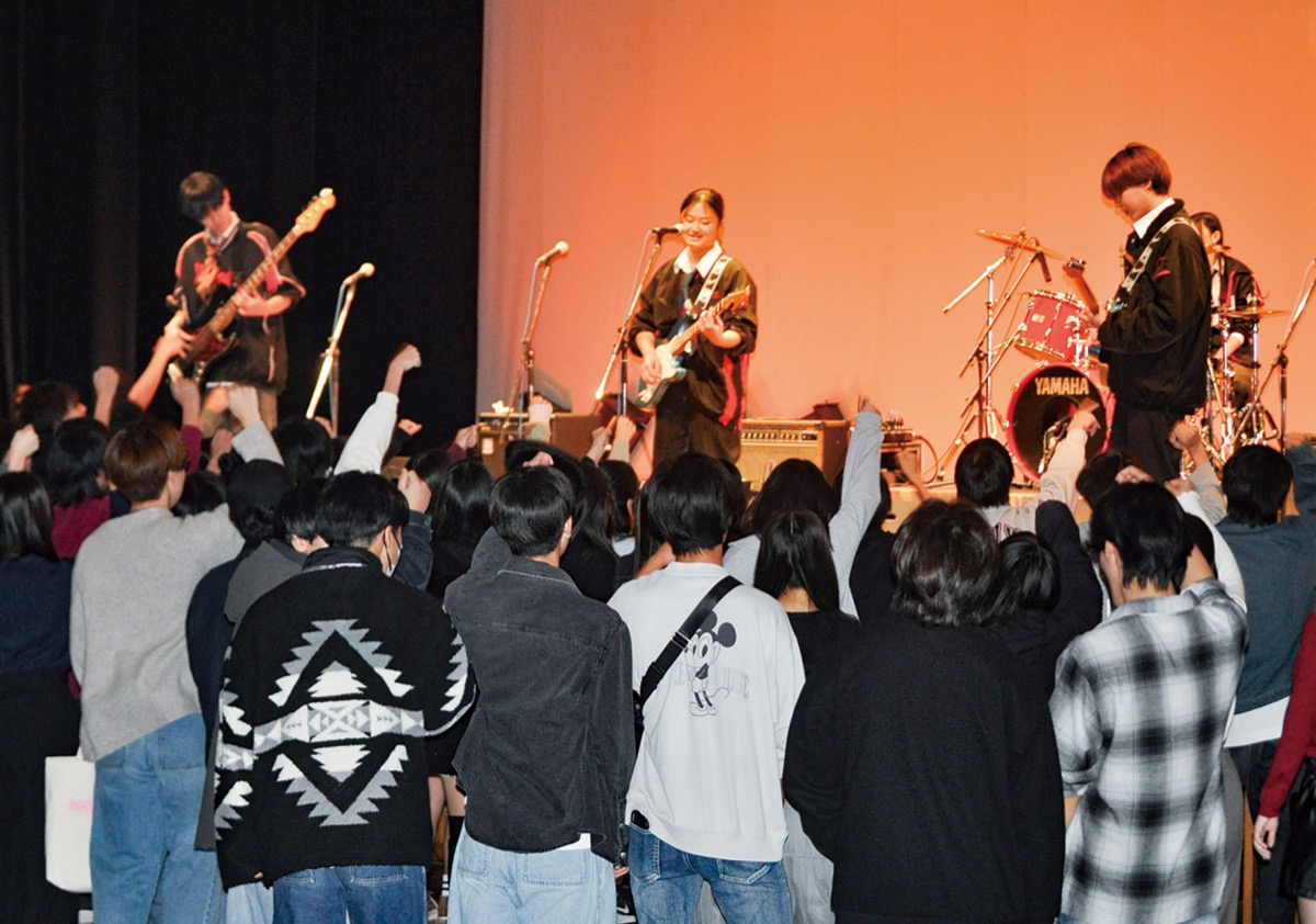 バンドバトルに観客熱狂