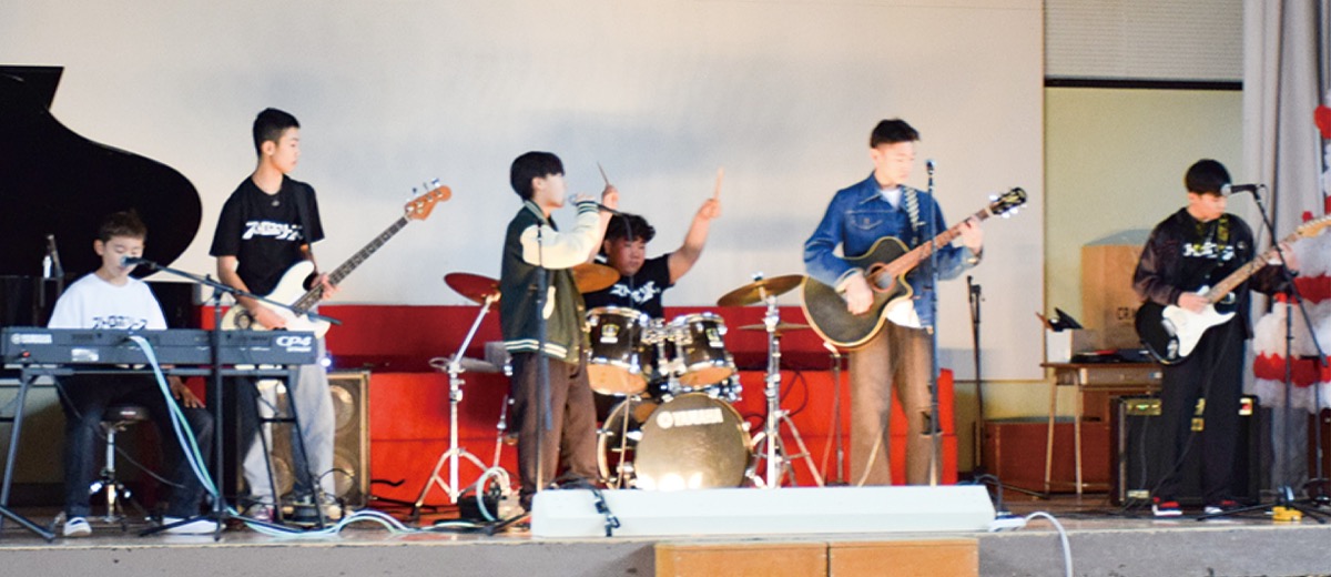 ストロボリーズによる演奏の様子