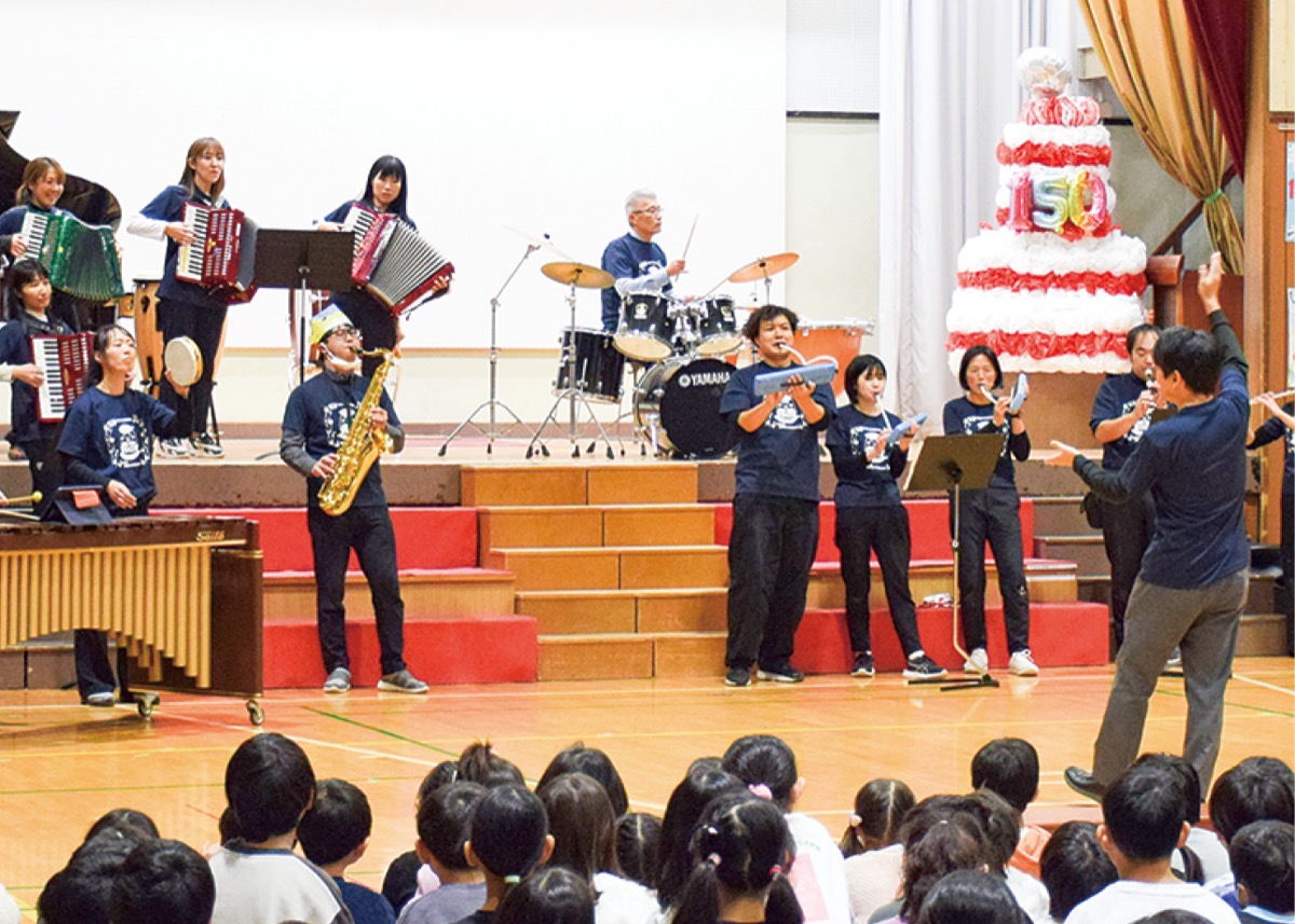 指揮を振る秦校長（右）