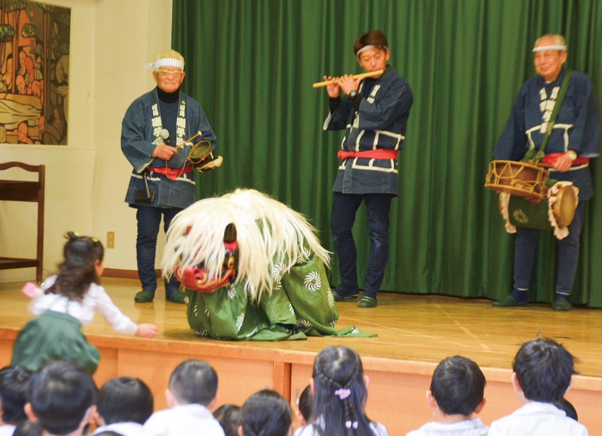 郷土芸能で会場沸かす