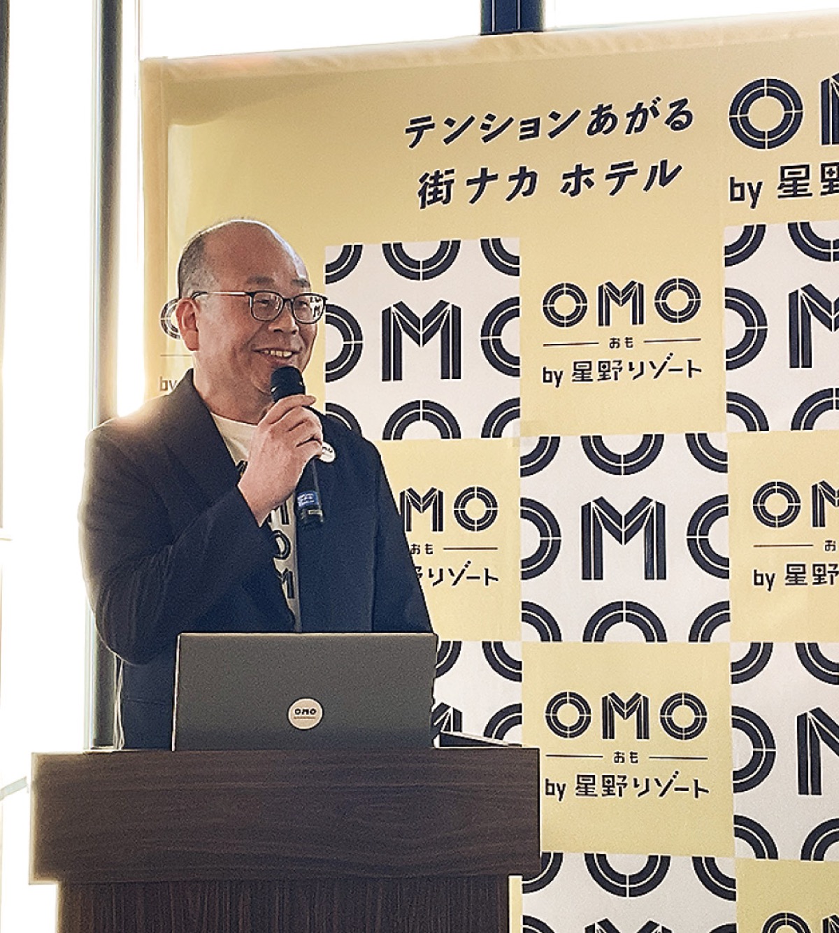 内覧会であいさつにたった丹澤支配人