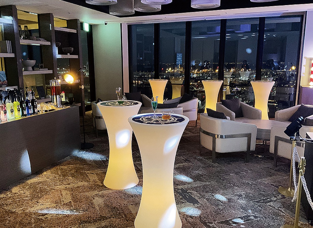 セルフカクテルバーや抽選会などが楽しめる宿泊者専用ラウンジ