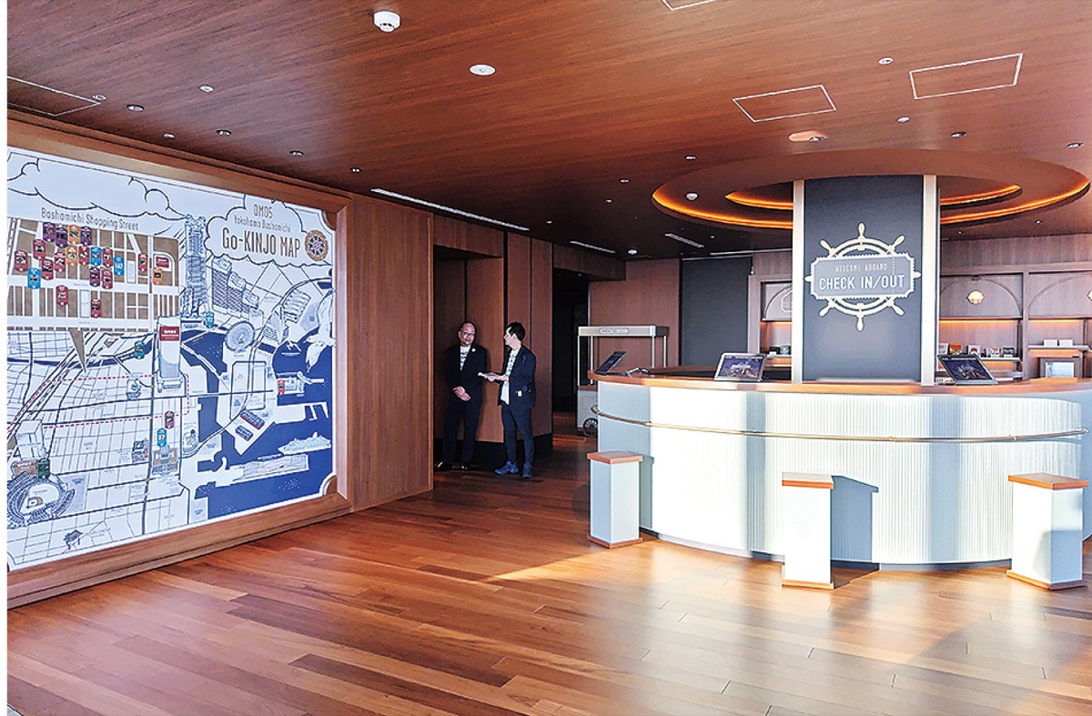 まるでクルーズ船内にいるような気分が味わえる「船」をモチーフにした空間デザイン（写真はフロント）