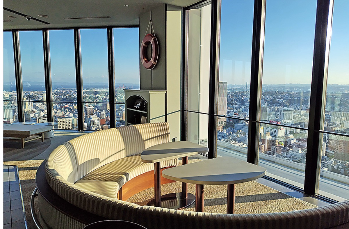 大きな窓が一面に広がるエントランスロビー