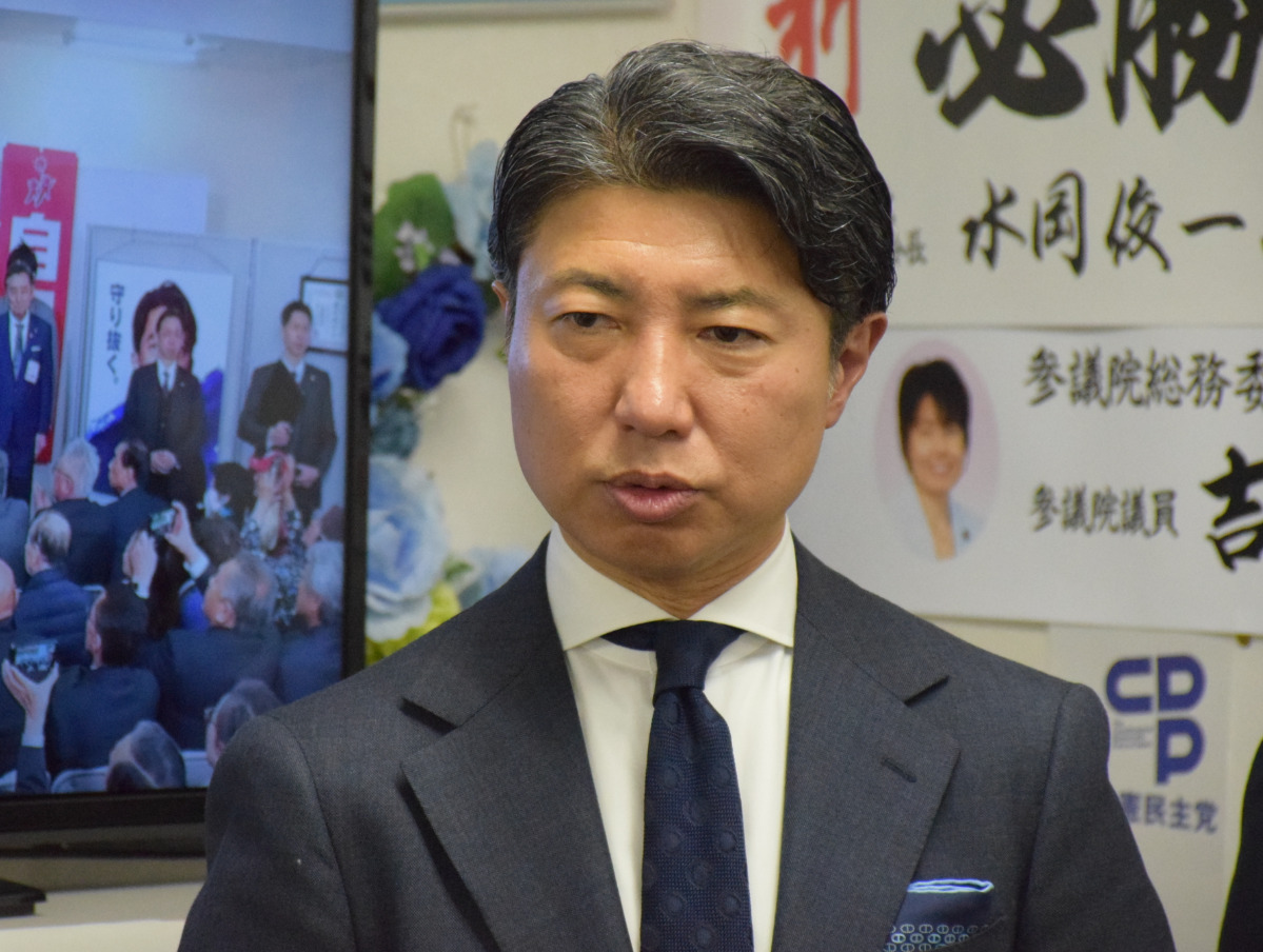 選挙戦を振り返る青柳氏