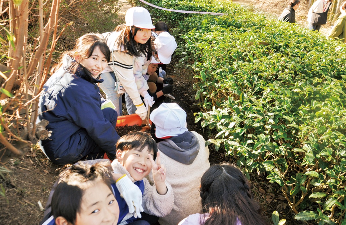 活動で笑顔を見せる児童ら