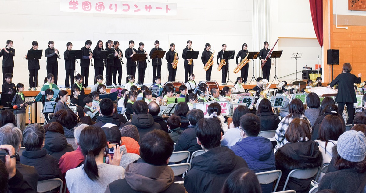 岩崎中吹奏楽部と合奏する桜台小特設器楽クラブ