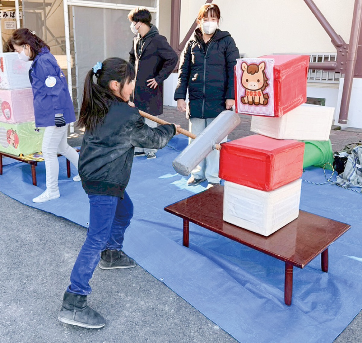 大きなだるま落としに挑戦する子ども