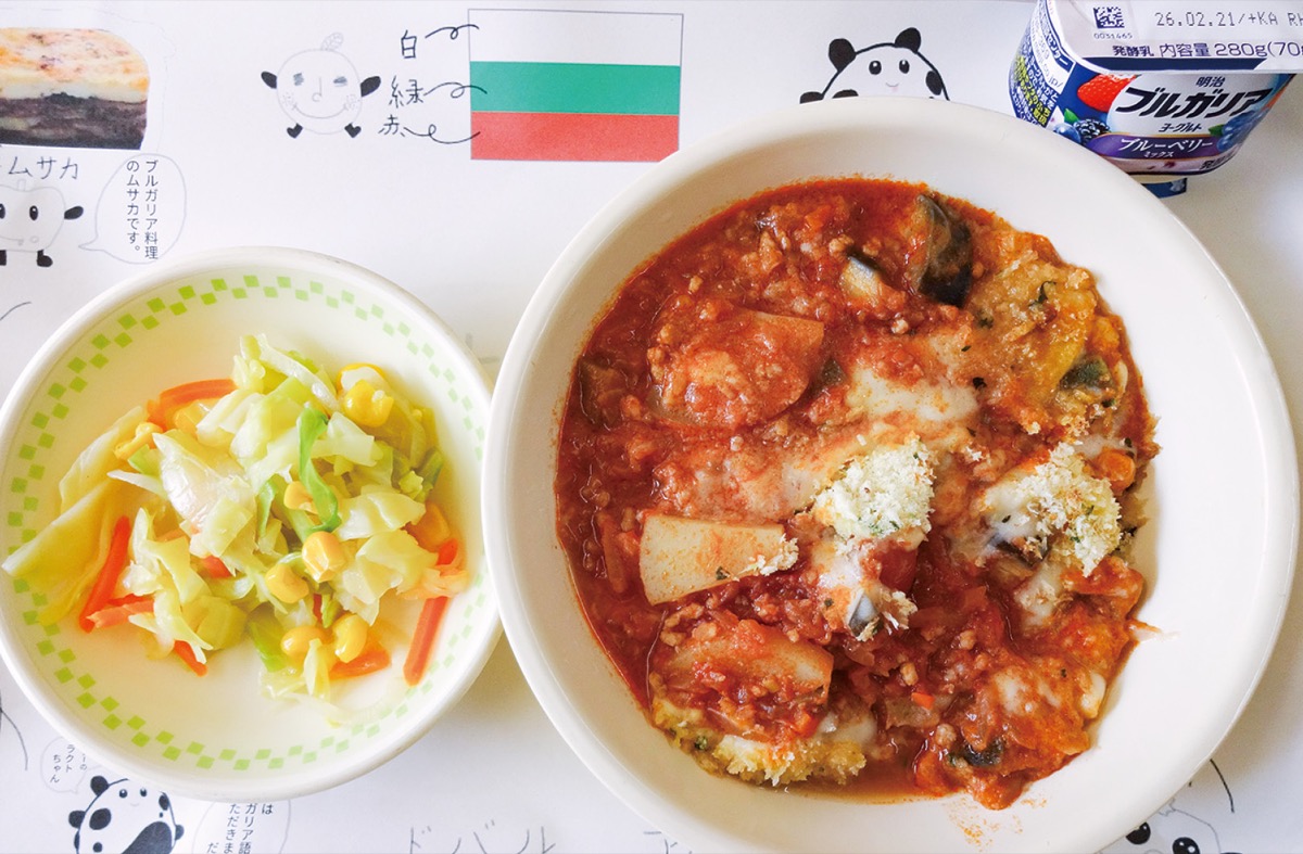 坂本小で提供された「坂小風ムサカ！」（右／提供）