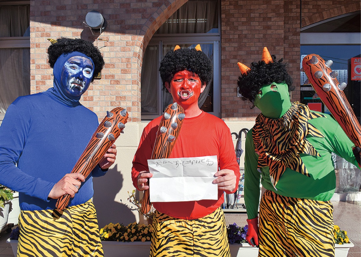 園児からの手紙を手にする鬼たち