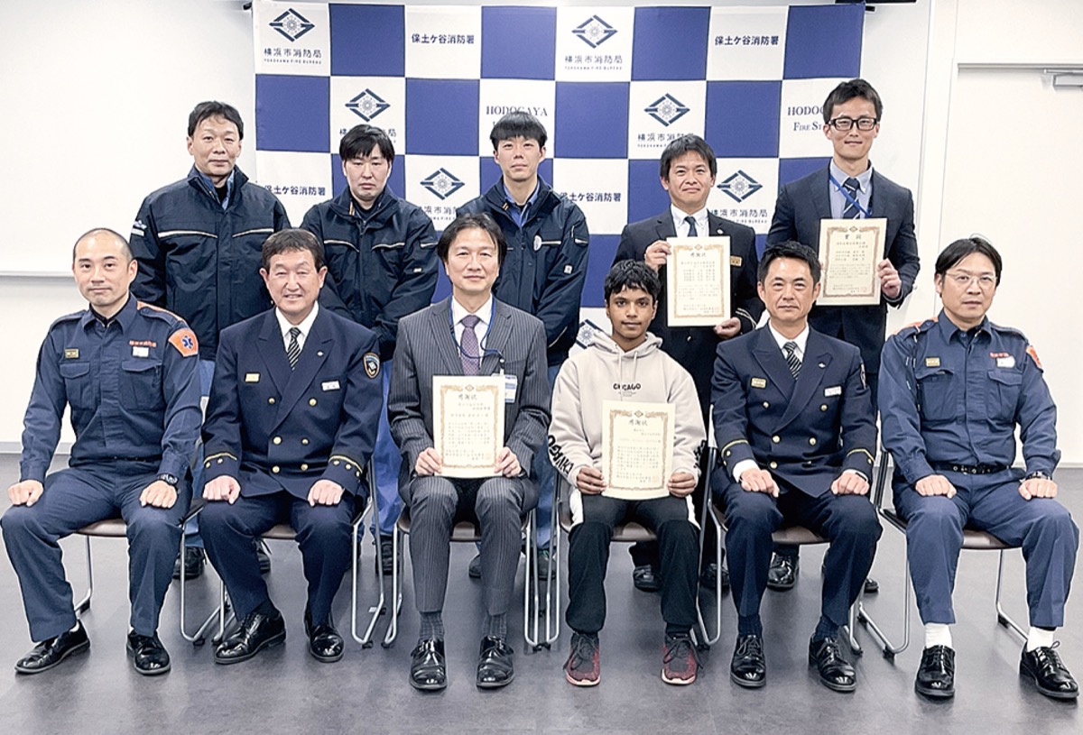 感謝状を手に持つ受賞者たち