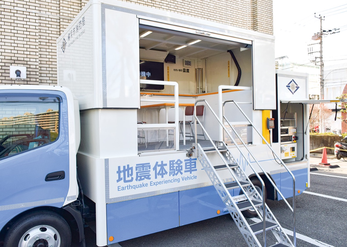 地震体験を行った起震車