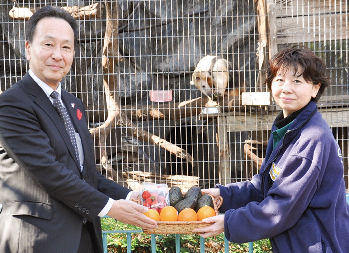 プレゼントの果物を手渡す中島常務理事（左）と田村園長