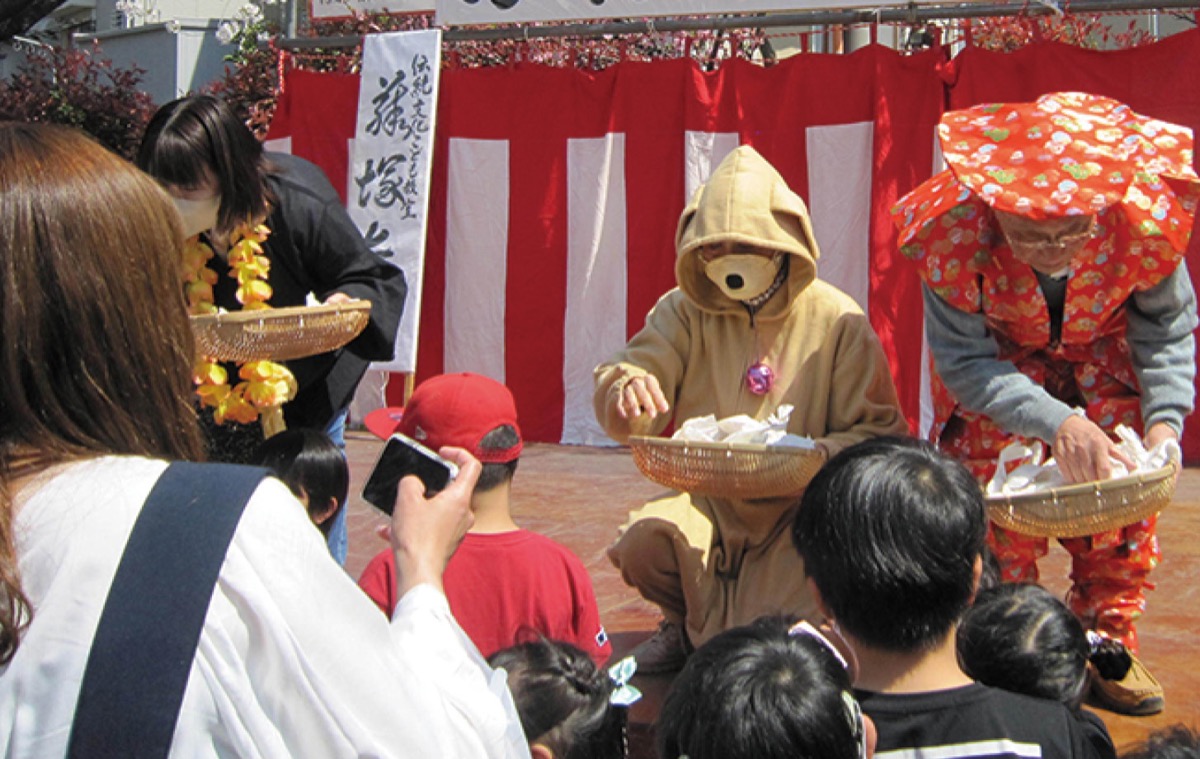 飴蒔きの様子（提供）