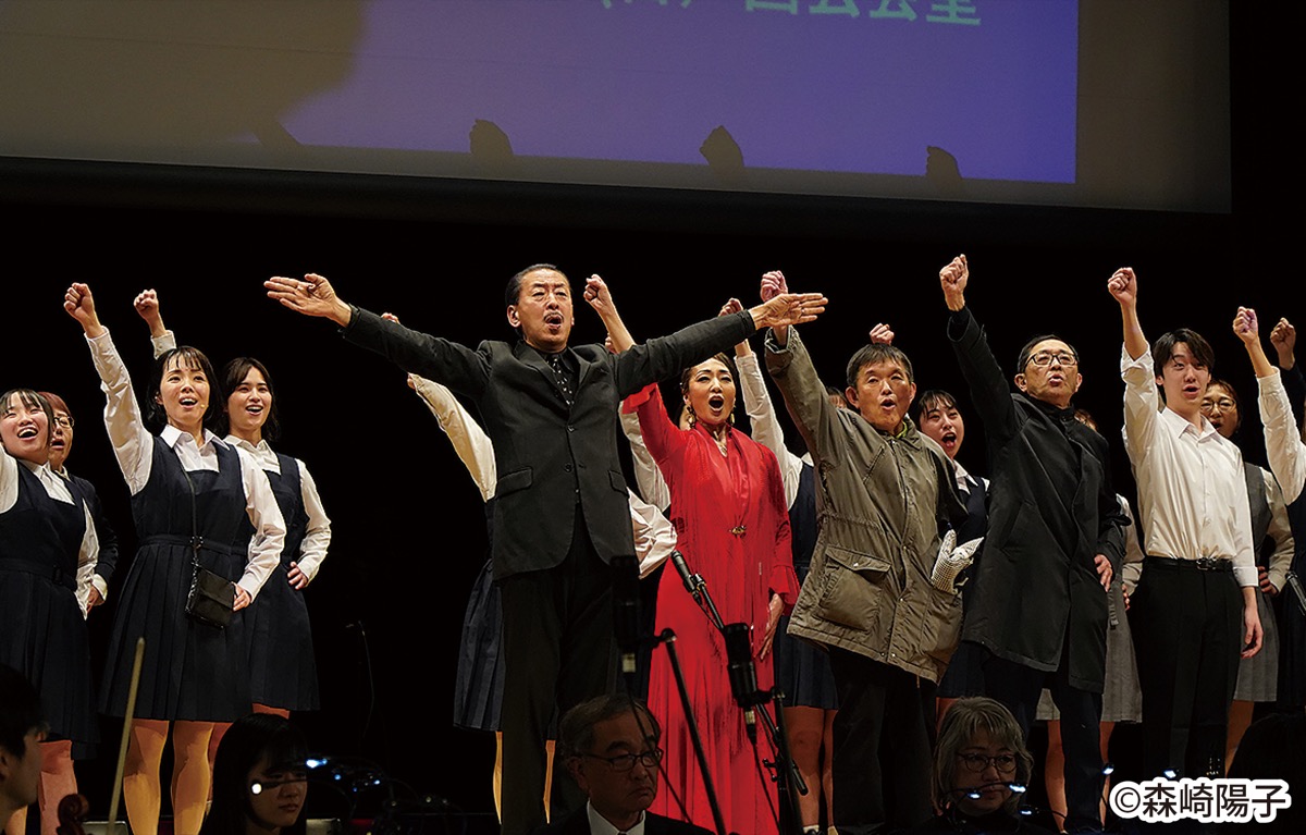 元応援団だったリングアナウンサー・須藤尚紀さん（78期）によるエールも＝写真中央