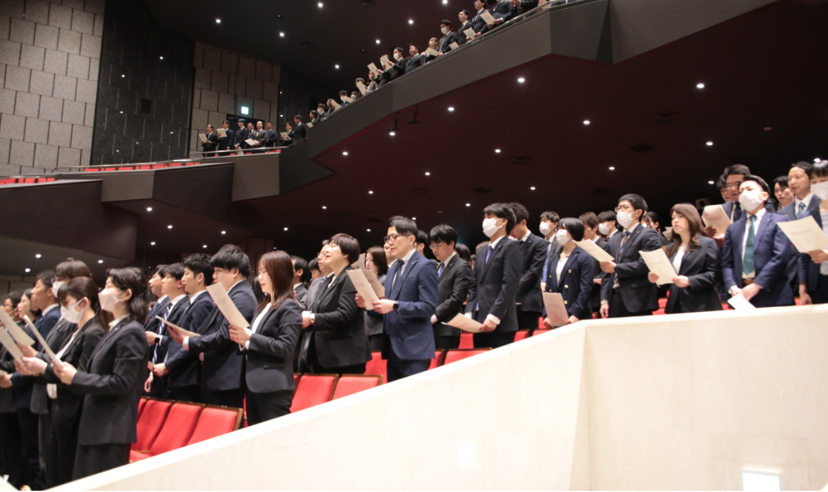 横浜市歌を歌う新職員