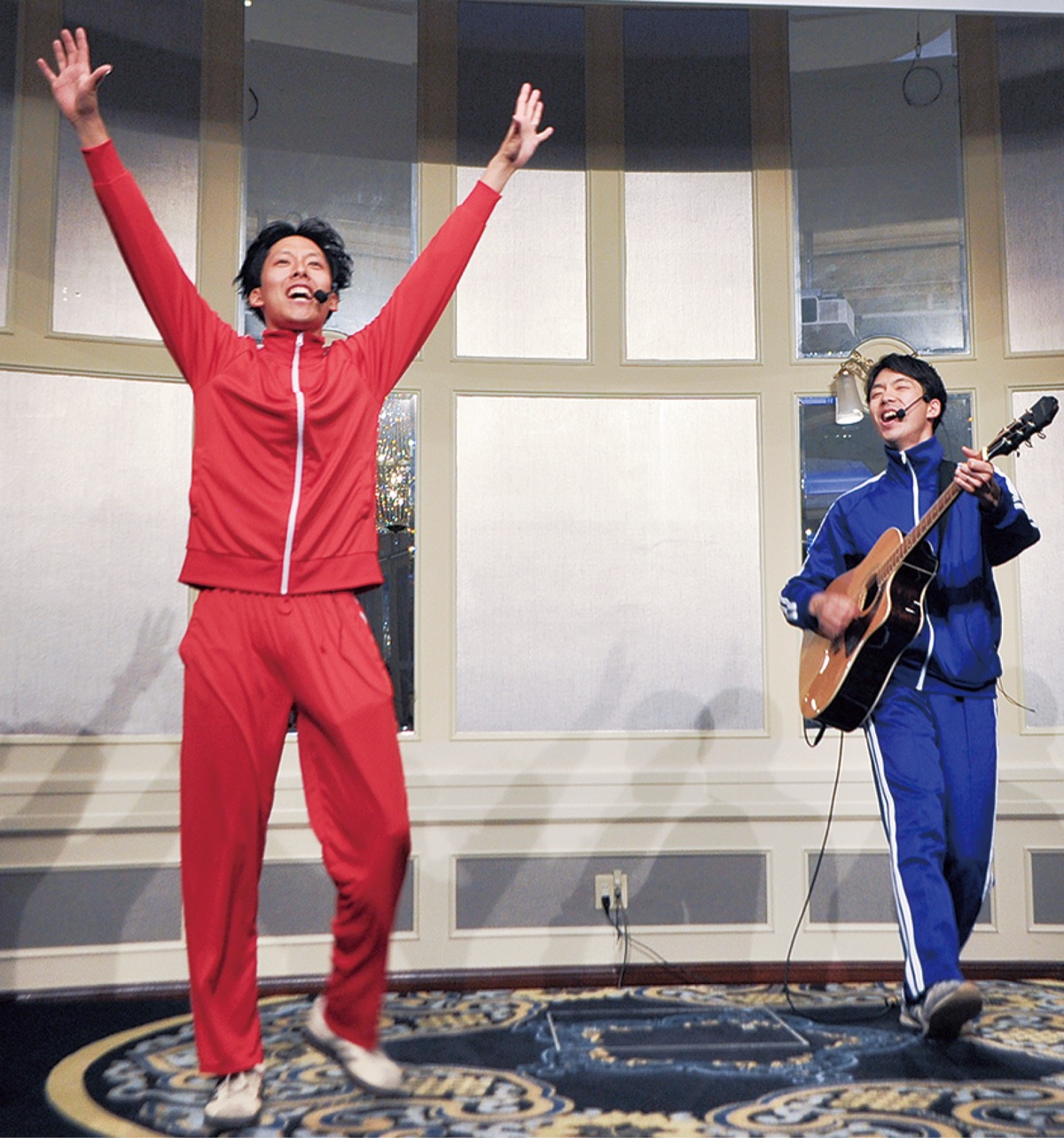 お笑いで会場を盛り上げる社員