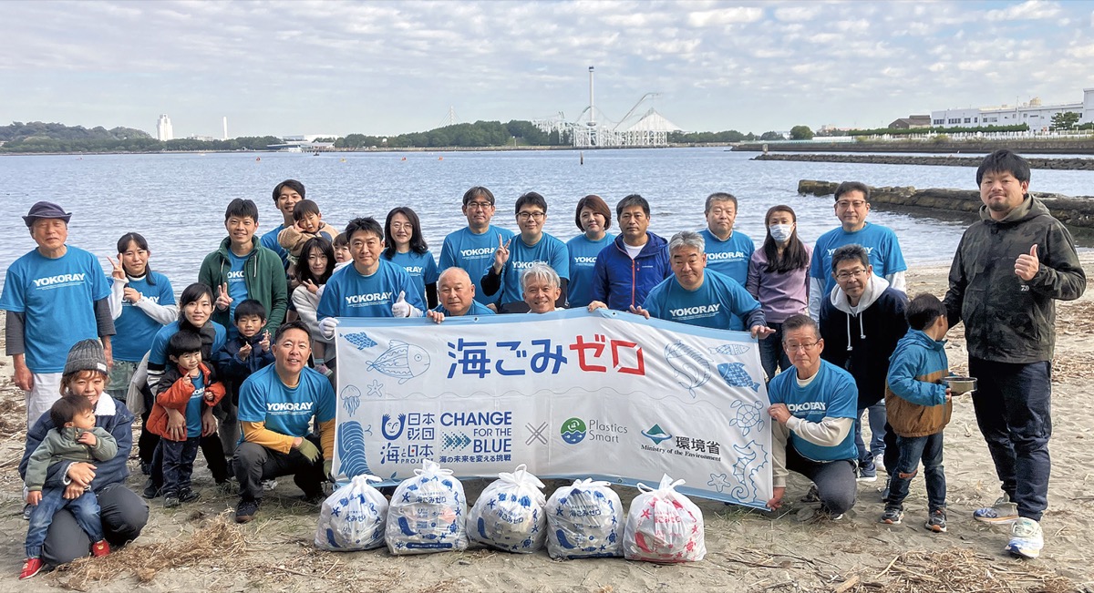 野島海岸ビーチクリーンに参加した社員ら