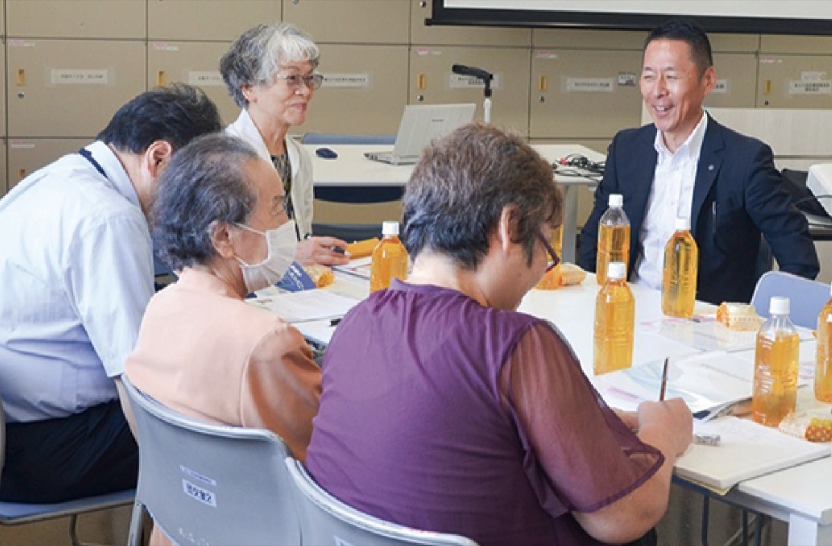 更生保護女性会の会員と交流する有井代表