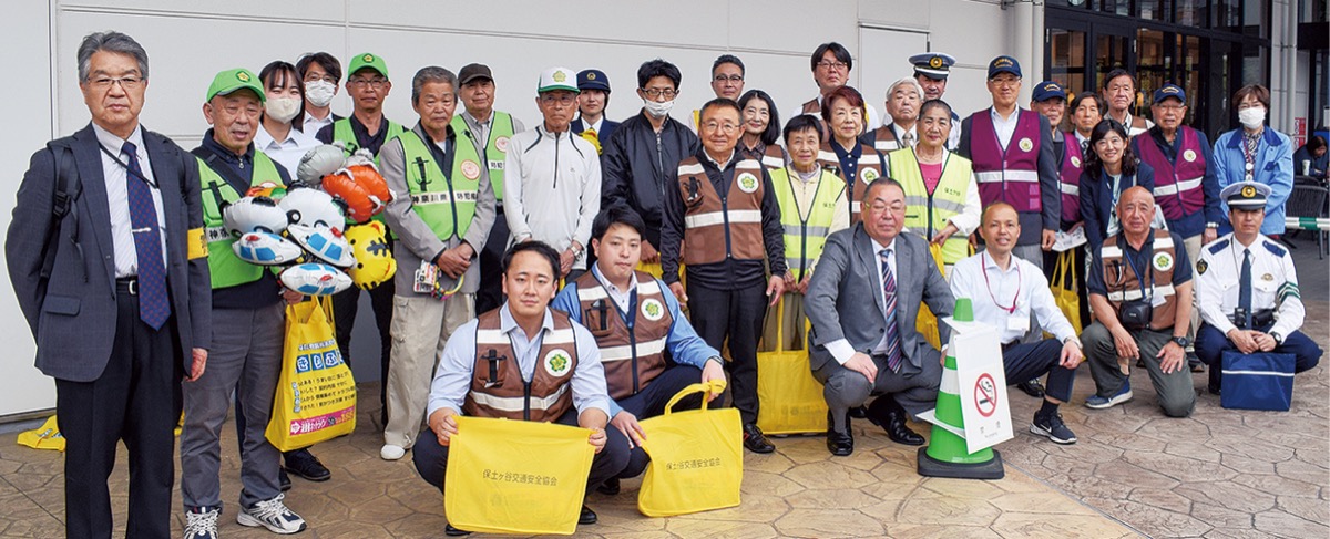 店先で活動する関係者