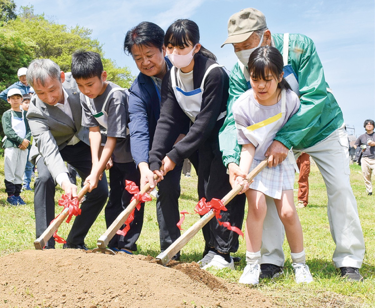 鍬入れ式の様子