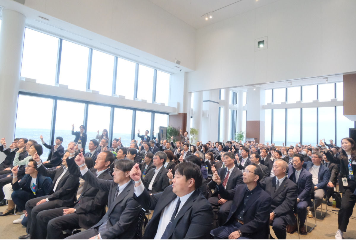 「GREEN×EXPO 2027」のBloomingポーズをとる参加者たち