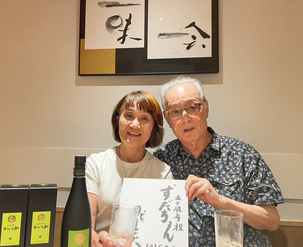 「すだち」の店内で順子さん（左）と仲代さん。この日は珍しくほかに来店者がなく３時間近くゆっくり話すことができたという。その３カ月後の11月８日に亡くなり、この日が最後の来店となった（2025年8月8日）＝同店提供