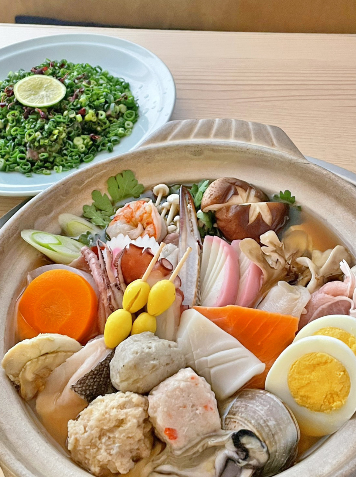 必ず注文していたというオリジナルスープが人気の寄せ鍋（提供は４月末まで）と土佐造り＝同店提供