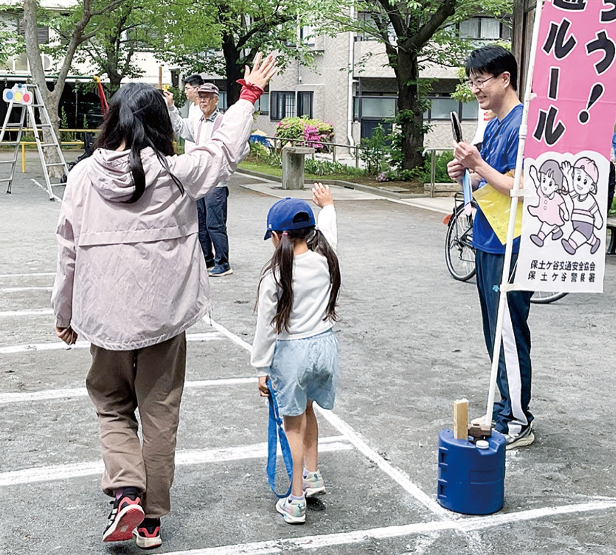 模擬道路を渡る児童