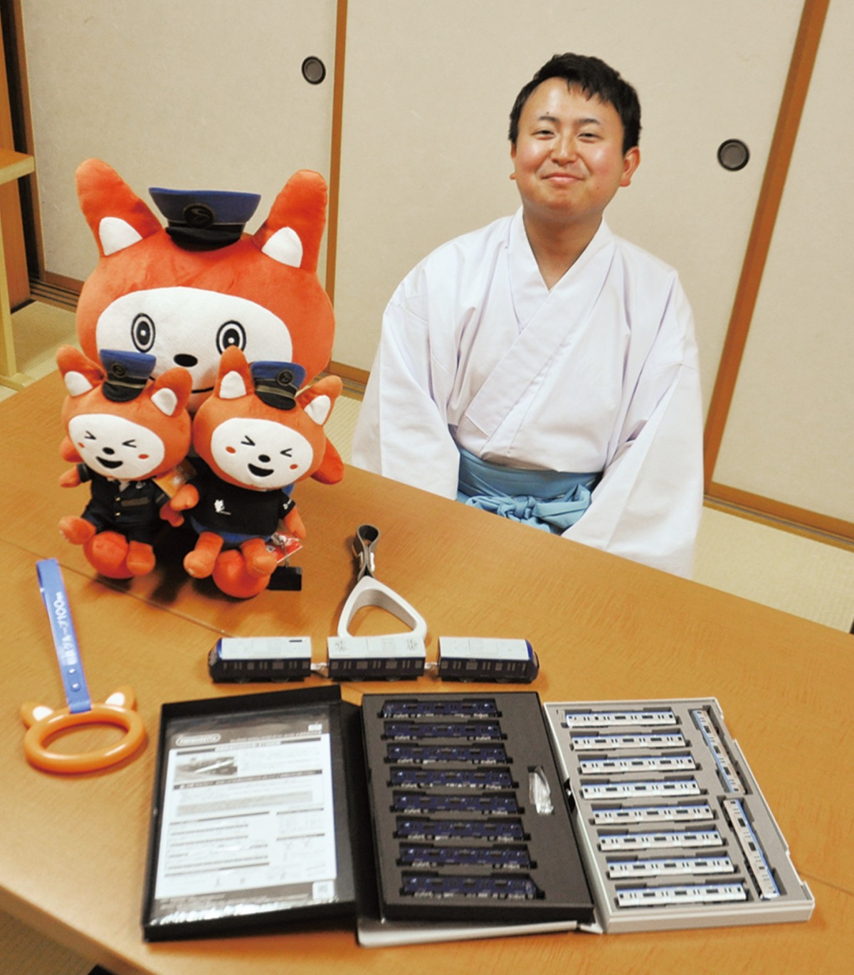 お気に入りの相鉄線グッズを披露する伊藤さん