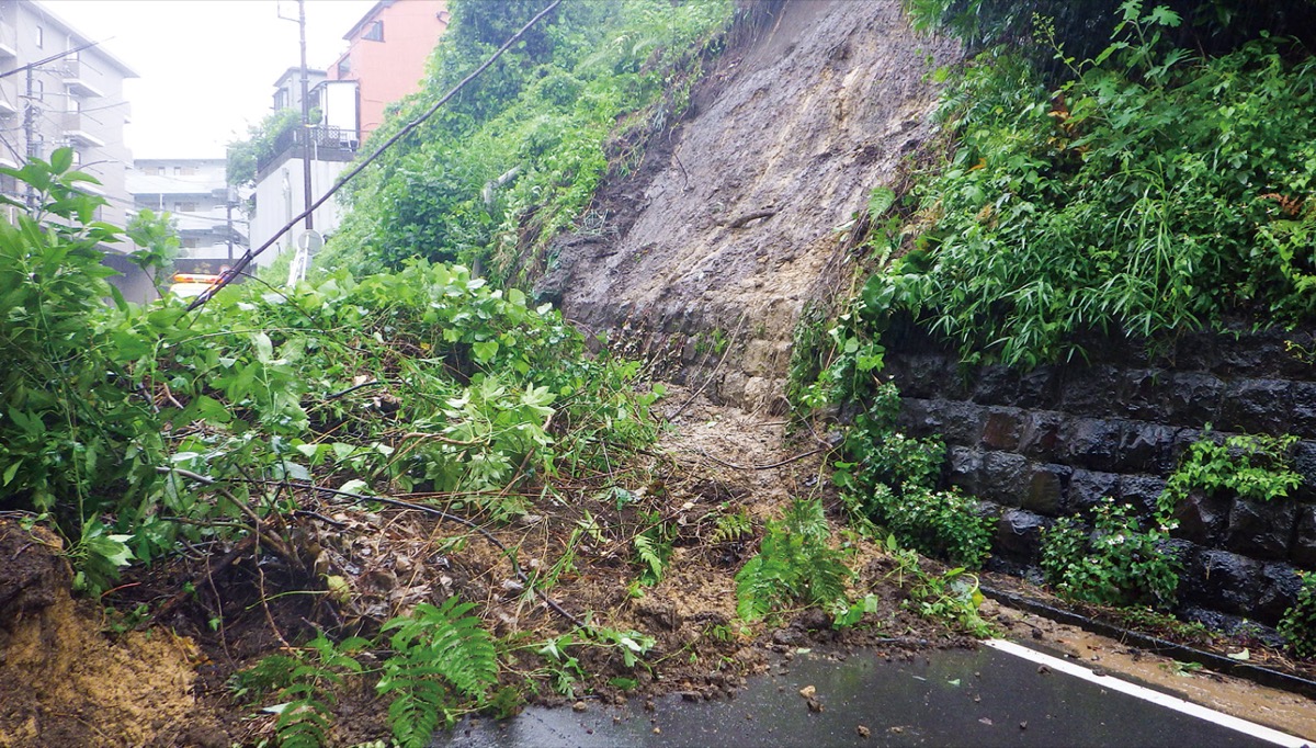 岩井町の道路をふさぐ土砂=23年6月、同