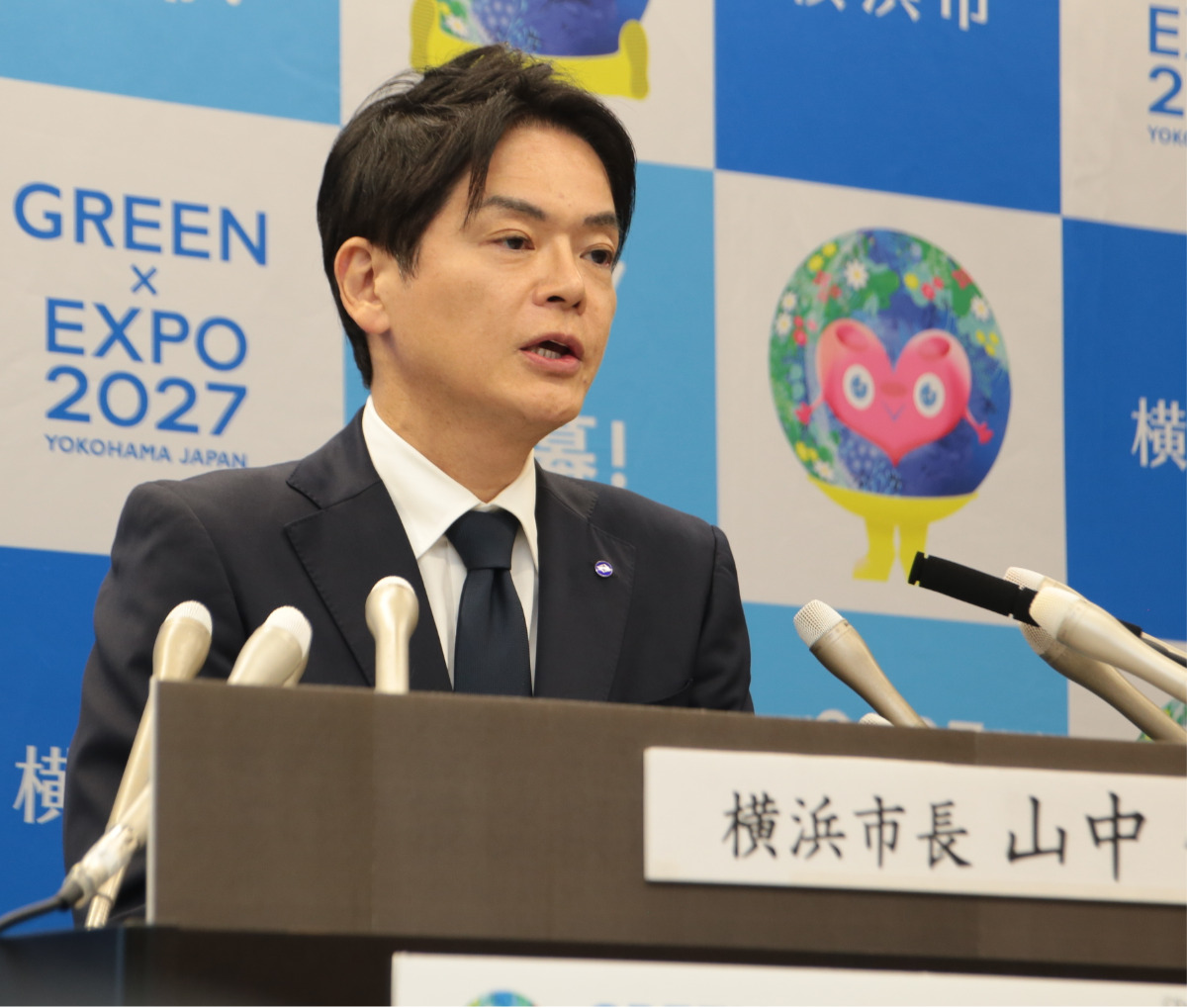 会見で辞職について説明する山中市長(28日午後4時30分ごろ)