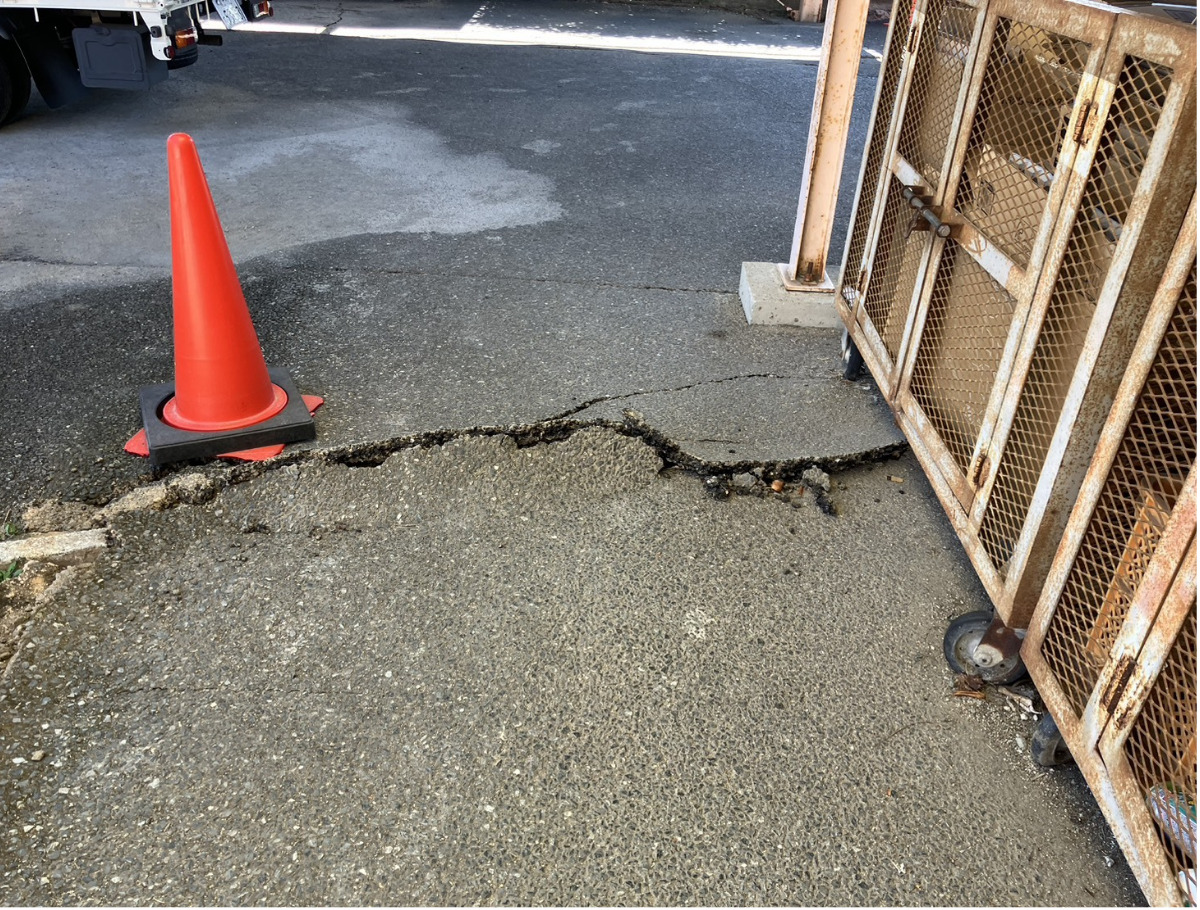 地面に亀裂が入った保育園内の駐車場=園長会提供