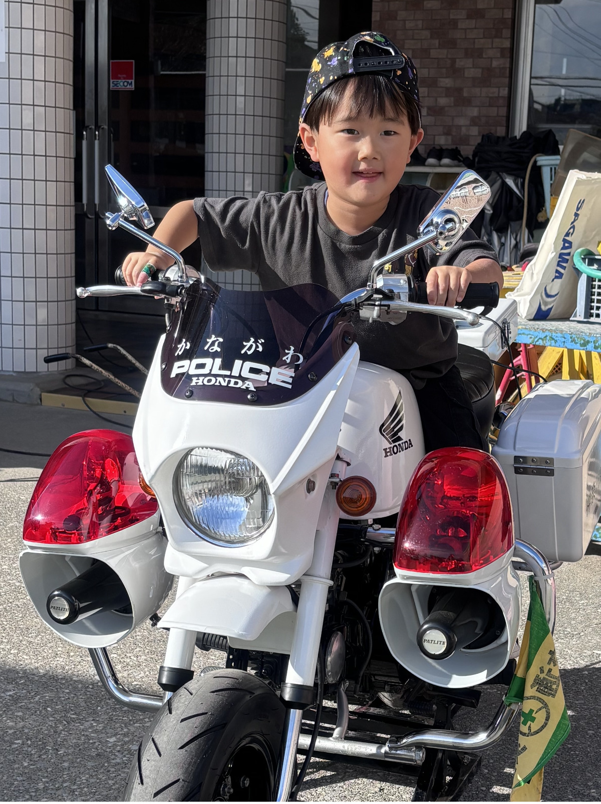 ミニ白バイに乗る園児