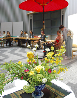 区内外の各流派からおよそ50点の花席が出展。来場者は花を見ながら茶席を楽しんだ