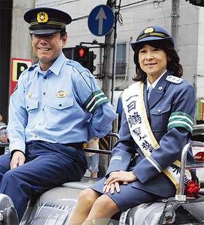 渡邉道雄鶴見警察署長（左）とオープンカーに乗る谷川さん