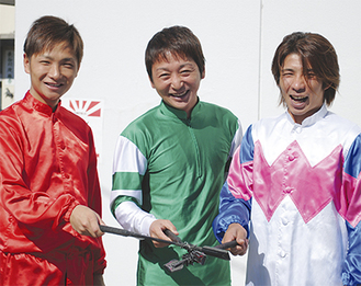 川崎競馬所属の（左から）山崎さん、今野さん、山林堂さん