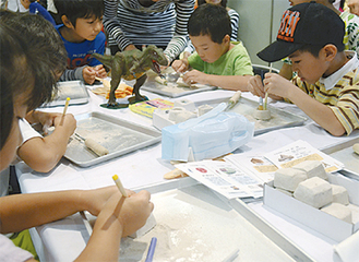 化石の発掘体験をする子どもたち