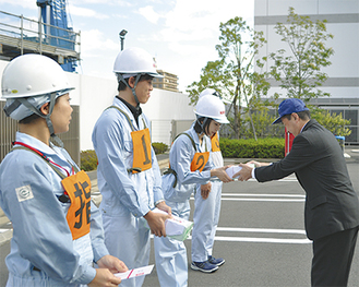 箕浦会長から贈呈品を授与されるキリンビール（株）横浜工場の選手