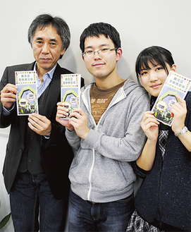 左から加川教授、制作に参加した濱田龍之介さん、下條美穂さん（いずれも３年）
