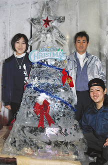 クリスマスを待つツリーと飯山代表（左）ら